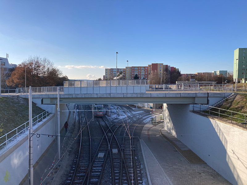 Oprava lávky Osová přes tramvaj